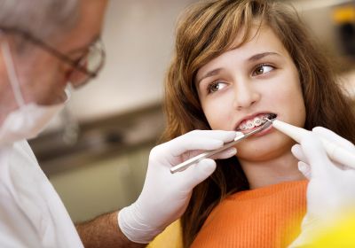 DENTISTA BACIA IMPROVVISAMENTE UNA MINORE SULLA BOCCA DURANTE VISITA: È VIOLENZA SESSUALE!