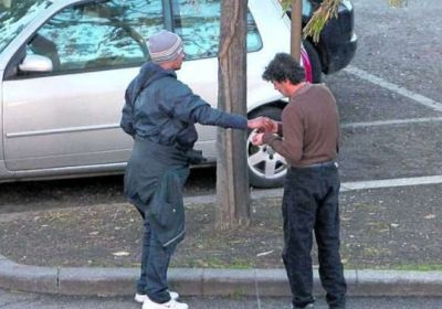 POSTEGGIATORE ABUSIVO MINACCIA DANNI ALLE AUTO PER FARSI PAGARE: È ESTORSIONE!