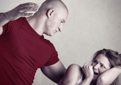 LA MOGLIE NON DA SOLDI AL MARITO E LUI LA PICCHIA: É ESTORSIONE! PENE DA 5 A 10 ANNI!