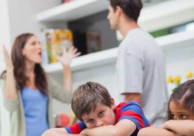 QUINDICENNE STANCO DELLE LITI DEI GENITORI SCRIVE AI GIUDICI DEL DIVORZIO E VIENE ACCONTENTATO
