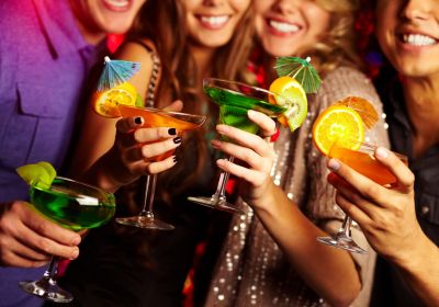 È ILLECITO DARE ALCOL AI MINORI